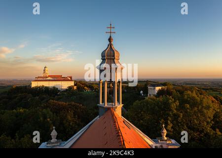 Arieal Foto von Pannonhalama Benediktiner-Abtei in Ungarn. Erstaunliches historisches Gebäude mit einer wunderschönen Kirche und Bibliothek. Beliebte touristische destinati Stockfoto