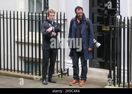 London, Großbritannien. 25. Oktober 2022. Simon Walker (R) vor der Downing Street Nr. 11 wartet auf die Ankunft des kommenden britischen Premierministers Rishi Sunak. Simon Walker ist der offizielle Nr. 10 Downing Street und der persönliche Fotograf des Rishi Sunak. (Foto von Steve Taylor/SOPA Images/Sipa USA) Quelle: SIPA USA/Alamy Live News Stockfoto