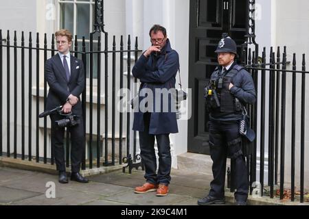 London, Großbritannien. 25. Oktober 2022. Simon Walker (C) vor der Downing Street Nr. 11 wartet auf die Ankunft des kommenden britischen Premierministers Rishi Sunak. Simon Walker ist der offizielle Nr. 10 Downing Street und der persönliche Fotograf des Rishi Sunak. (Foto von Steve Taylor/SOPA Images/Sipa USA) Quelle: SIPA USA/Alamy Live News Stockfoto