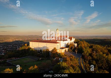 Arieal Foto von Pannonhalama Benediktiner-Abtei in Ungarn. Erstaunliches historisches Gebäude mit einer wunderschönen Kirche und Bibliothek. Beliebte touristische destinati Stockfoto