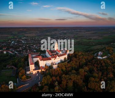 Arieal Foto von Pannonhalama Benediktiner-Abtei in Ungarn. Erstaunliches historisches Gebäude mit einer wunderschönen Kirche und Bibliothek. Beliebte touristische destinati Stockfoto