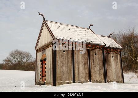Viking Stabkirche von Moesgaard im Winter, Dänemark Stockfoto