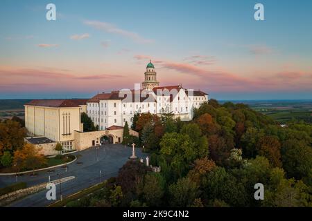 Arieal Foto von Pannonhalama Benediktiner-Abtei in Ungarn. Erstaunliches historisches Gebäude mit einer wunderschönen Kirche und Bibliothek. Beliebte touristische destinati Stockfoto