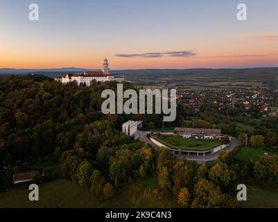 Arieal Foto von Pannonhalama Benediktiner-Abtei in Ungarn. Erstaunliches historisches Gebäude mit einer wunderschönen Kirche und Bibliothek. Beliebte touristische destinati Stockfoto