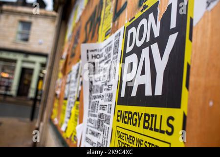 Hebden Bridge, Calderdale, West Yorkshire, Großbritannien. 27. Oktober 2022. Dont Pay Energy Bills Kampagne Plakate auf der Außenseite eines ehemaligen Gemüsehändler Shop im Zentrum der Pennine Stadt Hebden Bridge, Calderdale, West Yorkshire, Großbritannien. Don’t Pay ist eine Kampagne an der Basis, die sich gegen den Anstieg der Energiekosten stellt. Sie fordern eine sofortige Umkehr der Preiserhöhungen und ein Ende der Durchsetzung von Vorauszahlungszählern und eines Sozialenergietarifs – so dass in diesem Winter niemand kalt wird.Quelle: Windmill Images/Alamy Live News Stockfoto