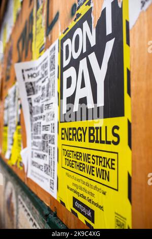 Hebden Bridge, Calderdale, West Yorkshire, Großbritannien. 27. Oktober 2022. Dont Pay Energy Bills Kampagne Plakate auf der Außenseite eines ehemaligen Gemüsehändler Shop im Zentrum der Pennine Stadt Hebden Bridge, Calderdale, West Yorkshire, Großbritannien. Don’t Pay ist eine Kampagne an der Basis, die sich gegen den Anstieg der Energiekosten stellt. Sie fordern eine sofortige Umkehr der Preiserhöhungen und ein Ende der Durchsetzung von Vorauszahlungszählern und eines Sozialenergietarifs – so dass in diesem Winter niemand kalt wird.Quelle: Windmill Images/Alamy Live News Stockfoto