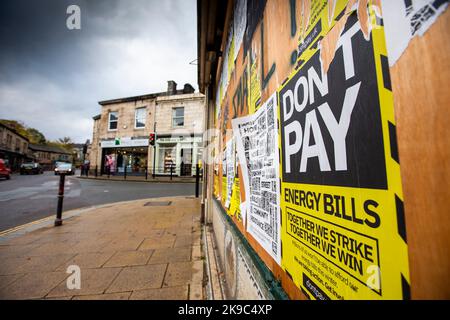 Hebden Bridge, Calderdale, West Yorkshire, Großbritannien. 27. Oktober 2022. Dont Pay Energy Bills Kampagne Plakate auf der Außenseite eines ehemaligen Gemüsehändler Shop im Zentrum der Pennine Stadt Hebden Bridge, Calderdale, West Yorkshire, Großbritannien. Don’t Pay ist eine Kampagne an der Basis, die sich gegen den Anstieg der Energiekosten stellt. Sie fordern eine sofortige Umkehr der Preiserhöhungen und ein Ende der Durchsetzung von Vorauszahlungszählern und eines Sozialenergietarifs – so dass in diesem Winter niemand kalt wird.Quelle: Windmill Images/Alamy Live News Stockfoto