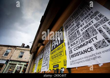 Hebden Bridge, Calderdale, West Yorkshire, Großbritannien. 27. Oktober 2022. Dont Pay Energy Bills Kampagne Plakate auf der Außenseite eines ehemaligen Gemüsehändler Shop im Zentrum der Pennine Stadt Hebden Bridge, Calderdale, West Yorkshire, Großbritannien. Don’t Pay ist eine Kampagne an der Basis, die sich gegen den Anstieg der Energiekosten stellt. Sie fordern eine sofortige Umkehr der Preiserhöhungen und ein Ende der Durchsetzung von Vorauszahlungszählern und eines Sozialenergietarifs – so dass in diesem Winter niemand kalt wird.Quelle: Windmill Images/Alamy Live News Stockfoto