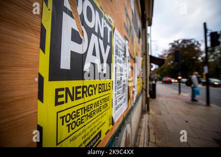 Hebden Bridge, Calderdale, West Yorkshire, Großbritannien. 27. Oktober 2022. Dont Pay Energy Bills Kampagne Plakate auf der Außenseite eines ehemaligen Gemüsehändler Shop im Zentrum der Pennine Stadt Hebden Bridge, Calderdale, West Yorkshire, Großbritannien. Don’t Pay ist eine Kampagne an der Basis, die sich gegen den Anstieg der Energiekosten stellt. Sie fordern eine sofortige Umkehr der Preiserhöhungen und ein Ende der Durchsetzung von Vorauszahlungszählern und eines Sozialenergietarifs – so dass in diesem Winter niemand kalt wird.Quelle: Windmill Images/Alamy Live News Stockfoto