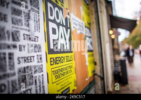 Hebden Bridge, Calderdale, West Yorkshire, Großbritannien. 27. Oktober 2022. Dont Pay Energy Bills Kampagne Plakate auf der Außenseite eines ehemaligen Gemüsehändler Shop im Zentrum der Pennine Stadt Hebden Bridge, Calderdale, West Yorkshire, Großbritannien. Don’t Pay ist eine Kampagne an der Basis, die sich gegen den Anstieg der Energiekosten stellt. Sie fordern eine sofortige Umkehr der Preiserhöhungen und ein Ende der Durchsetzung von Vorauszahlungszählern und eines Sozialenergietarifs – so dass in diesem Winter niemand kalt wird.Quelle: Windmill Images/Alamy Live News Stockfoto