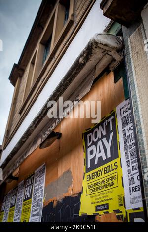 Hebden Bridge, Calderdale, West Yorkshire, Großbritannien. 27. Oktober 2022. Dont Pay Energy Bills Kampagne Plakate auf der Außenseite eines ehemaligen Gemüsehändler Shop im Zentrum der Pennine Stadt Hebden Bridge, Calderdale, West Yorkshire, Großbritannien. Don’t Pay ist eine Kampagne an der Basis, die sich gegen den Anstieg der Energiekosten stellt. Sie fordern eine sofortige Umkehr der Preiserhöhungen und ein Ende der Durchsetzung von Vorauszahlungszählern und eines Sozialenergietarifs – so dass in diesem Winter niemand kalt wird.Quelle: Windmill Images/Alamy Live News Stockfoto