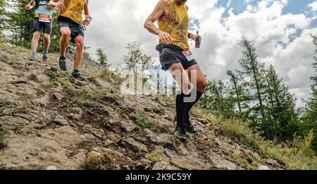 Gruppenathleten beim Bergtrailrennen Stockfoto