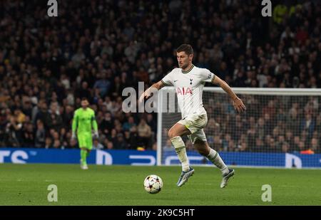 London, Großbritannien. 26. Oktober 2022. Ben Davies von Tottenham Hotspur in Aktion. UEFA Champions League, Spiel der Gruppe D, Tottenham Hotspur gegen Sporting Lisbon im Tottenham Hotspur Stadium in London am Mittwoch, den 26.. Oktober 2022. Dieses Bild darf nur für redaktionelle Zwecke verwendet werden. Nur zur redaktionellen Verwendung, Lizenz für kommerzielle Nutzung erforderlich. Keine Verwendung bei Wetten, Spielen oder Publikationen eines einzelnen Clubs/einer Liga/eines einzelnen Spielers. PIC by Sandra Mailer/Andrew Orchard Sports Photography/Alamy Live News Credit: Andrew Orchard Sports Photography/Alamy Live News Stockfoto