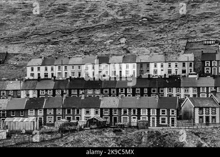 Reihen von bunten Reihenhäusern im Rhondda-Fach-Tal in Südwales, Großbritannien - ursprünglich ein Bergarbeiterhaus. Foto aus dem Jahr 1980. Schwarz und Weiß. Stockfoto