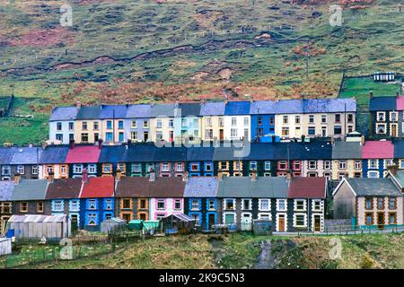 Reihen von bunten Reihenhäusern im Rhondda-Fach-Tal in Südwales, Großbritannien - ursprünglich ein Bergarbeiterhaus. Foto aus dem Jahr 1980. Stockfoto