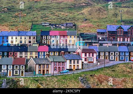 Bunte Reihen von Reihenhäusern im Rhondda-Fach-Tal in Südwales, Großbritannien - ursprünglich ein Bergarbeiterhaus. Foto aus dem Jahr 1980. Stockfoto