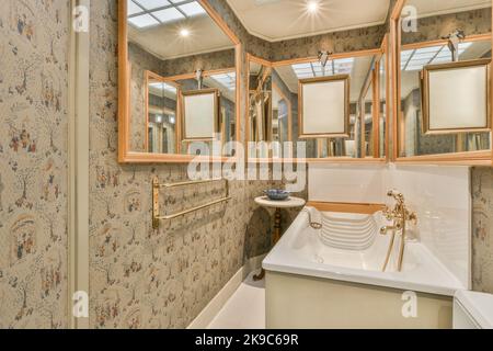 Weiße Badewanne mit Metallhahn im modernen Badezimmer und Toilette in minimalem Stil in der Wohnung Stockfoto