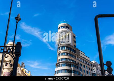 Madrid, Spanien - 17. September 2022: Aasgebäude am Callao-Platz. Blick aus dem niedrigen Winkel gegen den blauen Himmel Stockfoto