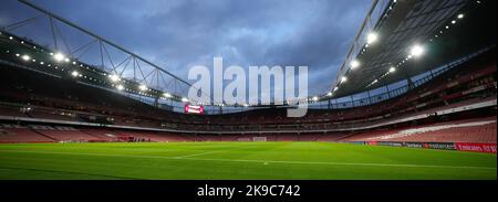 London, Großbritannien. 27. Oktober 2022. London, England, Oktober 27. 2022: Das Emirates Stadium-Spielfeld vor dem UEFA Womens Champions League-Fußballspiel zwischen Arsenal und FC Zürich im Emirates Stadium in London, England. (James Whitehead/SPP) Quelle: SPP Sport Press Foto. /Alamy Live News Stockfoto