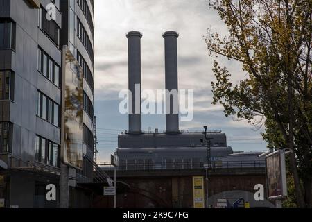 Berlin, Deutschland. 27. Oktober 2022. Blockheizkraftwerk Berlin-Mitte am 27. Oktober 2022. Die Bundesregierung startet ein Milliardennothilfeprogramm für rund 20 Millionen Gaskunden. Infolgedessen werden Gas- und Heizungskunden von ihren Budgetzahlungen für Dezember ausgenommen. Die „Soforthilfe“ wird die erhöhten Energiekosten im Jahr 2022 ausgleichen und die Lücke bis zur Einführung der Gaspreisbremse im nächsten Frühjahr schließen. (Foto: Michael Kuenne/PRESSCOV/Sipa USA) Quelle: SIPA USA/Alamy Live News Stockfoto