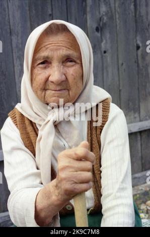 Kreis Gorj, Rumänien, ca. 2000. Porträt einer älteren Frau vor Ort. Stockfoto