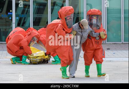 Goyang, Südkorea. 27. Oktober 2022. Mitglieder des Notfalldienstes, die Anzüge für biologische Gefahrenstoffe tragen, nehmen an einer landesweiten umfassenden Schulung zur Terrorismusbekämpfung Teil. Die Übung kommt inmitten internationaler Sorgen über Terrorismus, Naturkatastrophen und Sorgen über Nordkorea.mehrere Regierungsbehörden, darunter die Polizei, die Küstenwache, das Verteidigungsministerium, die Feuerwehr und die Geheimdienste des Landes, nahmen an der Übung Teil. (Foto von Kim Jae-Hwan/SOPA Images/Sipa USA) Quelle: SIPA USA/Alamy Live News Stockfoto