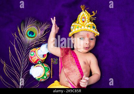 Little krishna in Action-Innenaufnahmen aus dem oberen Winkel Stockfoto