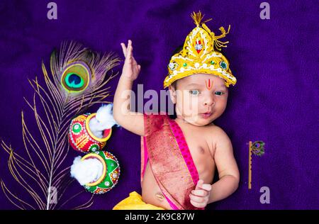 Little krishna in Action-Innenaufnahmen aus dem oberen Winkel Stockfoto