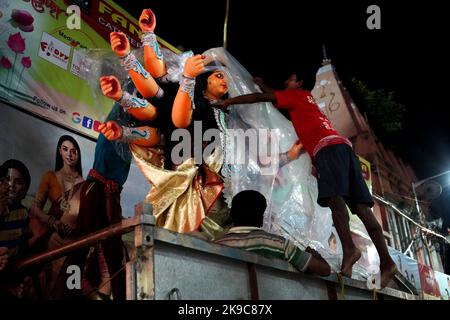 MA Durga Idol ist bereit, in Richtung Pandalen von Kumartuli in Kalkutta zu ziehen Stockfoto