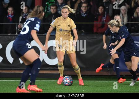 Malmö, Schweden. 27. Oktober 2022. Fridolina Rolfo von Barcelona gegen Rosengard-Spieler während des UEFA Women's Champions League Fußballspiels, Gruppe D, zwischen FC Rosengård und FC Barcelona, in Malmö, Idrottsplats, Malmö, Schweden, 27. Oktober 2022. Foto: Johan Nilsson / TT / Kod 50090 Quelle: TT News Agency/Alamy Live News Stockfoto