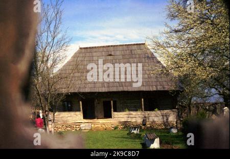 Hobita, Kreis Gorj, Rumänien, 2001. Das Gedenkhaus des Bildhauers Constantin Brâncuși. Das Holzhaus aus dem 19.. Jahrhundert ist ein historisches Denkmal. Stockfoto