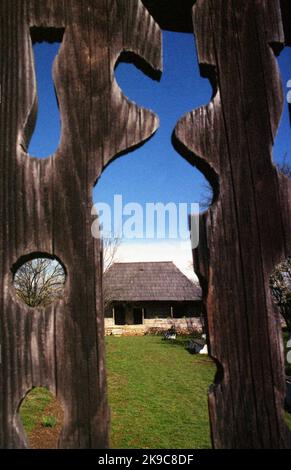 Hobita, Kreis Gorj, Rumänien, 2001. Das Gedenkhaus des Bildhauers Constantin Brâncuși. Das Holzhaus aus dem 19.. Jahrhundert ist ein historisches Denkmal. Stockfoto