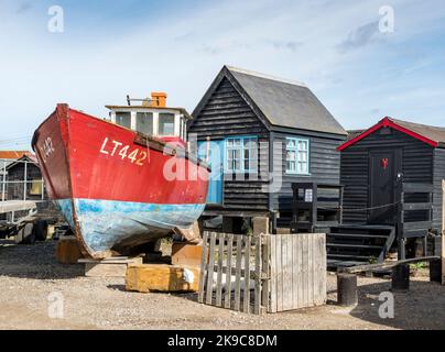 Altes Fischerboot, das vor Fischerhütten repariert werden muss, Harbour Southwold suffolk 2022 Stockfoto