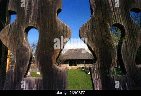 Hobita, Kreis Gorj, Rumänien, 2001. Das Gedenkhaus des Bildhauers Constantin Brâncuși. Das Holzhaus aus dem 19.. Jahrhundert ist ein historisches Denkmal. Stockfoto