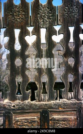 Hobita, Kreis Gorj, Rumänien, 2001. Das Gedenkhaus des Bildhauers Constantin Brâncuși. Details des geschnitzten hölzernen Tores, verziert mit traditionellen Motiven. Stockfoto