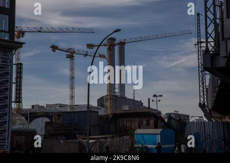 Berlin, Deutschland. 27. Oktober 2022. Blockheizkraftwerk Berlin-Mitte am 27. Oktober 2022. Die Bundesregierung startet ein Milliardennothilfeprogramm für rund 20 Millionen Gaskunden. Infolgedessen werden Gas- und Heizungskunden von ihren Budgetzahlungen für Dezember ausgenommen. Die „Soforthilfe“ wird die erhöhten Energiekosten im Jahr 2022 ausgleichen und die Lücke schließen, bis die Gaspreisbremse im nächsten Frühjahr eingeführt wird. (Bild: © Michael Kuenne/PRESSCOV via ZUMA Press Wire) Bild: ZUMA Press, Inc./Alamy Live News Stockfoto