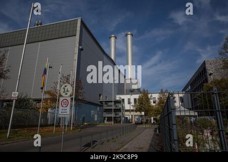 Berlin, Deutschland. 27. Oktober 2022. Blockheizkraftwerk Berlin-Mitte am 27. Oktober 2022. Die Bundesregierung startet ein Milliardennothilfeprogramm für rund 20 Millionen Gaskunden. Infolgedessen werden Gas- und Heizungskunden von ihren Budgetzahlungen für Dezember ausgenommen. Die „Soforthilfe“ wird die erhöhten Energiekosten im Jahr 2022 ausgleichen und die Lücke schließen, bis die Gaspreisbremse im nächsten Frühjahr eingeführt wird. (Bild: © Michael Kuenne/PRESSCOV via ZUMA Press Wire) Bild: ZUMA Press, Inc./Alamy Live News Stockfoto