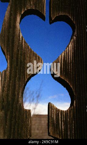 Hobita, Kreis Gorj, Rumänien, 2001. Das Gedenkhaus des Bildhauers Constantin Brâncuși. Details des geschnitzten hölzernen Tores, verziert mit traditionellen Motiven. Stockfoto