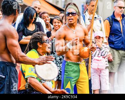 Paris Frankreich - 22 2009. Juni; Straßenunterhalter afrikanischer Herkunft werden von Menschenmengen beobachtet Stockfoto