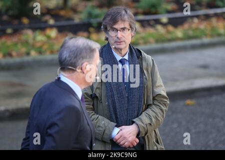 London, Großbritannien. 25. Oktober 2022. Robert Peston (R), politischer Redakteur des ITV in der Downing Street, London, berichtet über den Wechsel des britischen Premierministers. Kredit: SOPA Images Limited/Alamy Live Nachrichten Stockfoto