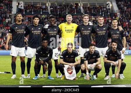 Eindhoven, Niederlande. 27. Oktober 2022. EINDHOVEN - (erste Reihe) William Saliba vom Arsenal FC, Takehiro Tomiyasu vom Arsenal FC, Albert Sambi Lokonga vom Arsenal FC, Arsenal FC Torwart Aaron Ramsdale, Rob Holding vom Arsenal FC, Granit Xhaka vom Arsenal FC, Gabriel Martinelli vom Arsenal FC (erste Reihe) Eddie Nketiah vom Arsenal FC, Martin Odegaard vom Arsenal FC, Kieran Tierney vom Arsenal FC, Fabio Vieira vom Arsenal FC während der UEFA Europa League Group Ein Spiel zwischen PSV Eindhoven und Arsenal FC im Phillips Stadion am 27. Oktober 2022 in Eindhoven, Niederlande. ANP | Dutch Höhe | MAURICE VAN Stockfoto