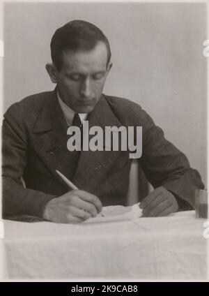 Fotografie aus „ein Bericht über die Herstellung in der Prothesenwerkstatt der Staatsbahn in Nässjö“, 1932. Visces die Fähigkeit der Armprothese zu bewegen und Benutzerfreundlichkeit. Stockfoto