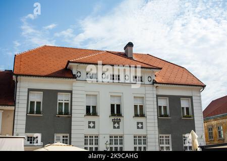 SAMOBOR, KROATIEN-22. Mai 2022: Könischer Blick auf die bunte mittelalterliche Architektur in der Barockstadt samobor, Nordkroatien Stockfoto