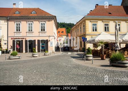 SAMOBOR, KROATIEN-22. Mai 2022: Könischer Blick auf die bunte mittelalterliche Architektur in der Barockstadt samobor, Nordkroatien Stockfoto