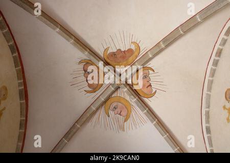 Blick auf mittelalterliche Gemälde an der Decke des Église de la Nativité de la Vierge aus dem 11.. Jahrhundert im schönen Dorf Glénic in Frankreich. Stockfoto