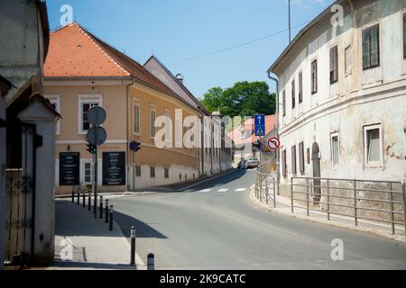 SAMOBOR, KROATIEN-22. Mai 2022: Könischer Blick auf die bunte mittelalterliche Architektur in der Barockstadt samobor, Nordkroatien Stockfoto