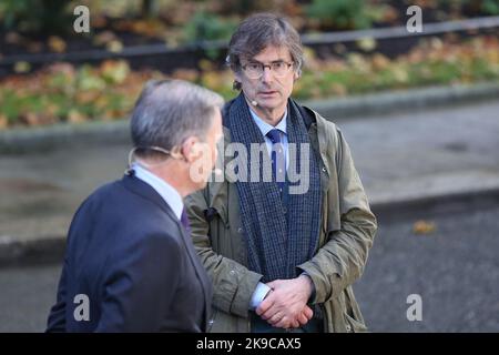 London, Großbritannien. 25. Oktober 2022. Robert Peston (R), politischer Redakteur des ITV in der Downing Street, London, berichtet über den Wechsel des britischen Premierministers. (Foto von Steve Taylor/SOPA Images/Sipa USA) Quelle: SIPA USA/Alamy Live News Stockfoto