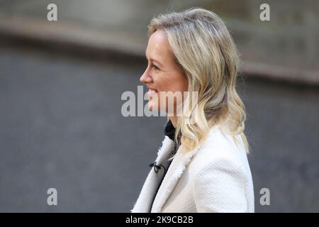 London, Großbritannien. 25. Oktober 2022. Kay Burley SKY Nachrichtenmoderator in Downing Street, London, berichtet über den Wechsel des britischen Premierministers. (Foto von Steve Taylor/SOPA Images/Sipa USA) Quelle: SIPA USA/Alamy Live News Stockfoto