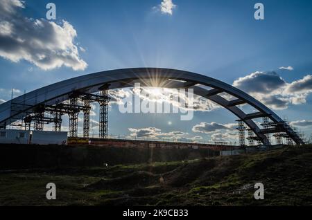 Novi Sad, Serbien. 19. März 2015. Žeželj-Brücke an der Donau in Novi Sad. Blick auf die Žeželje-Brücke an der Donau in Novi Sad vom Petrovaradin Stockfoto