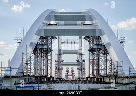 Novi Sad, Serbien. 19. März 2015. Žeželj-Brücke an der Donau in Novi Sad. Blick auf die Žeželje-Brücke an der Donau in Novi Sad vom Petrovaradin Stockfoto